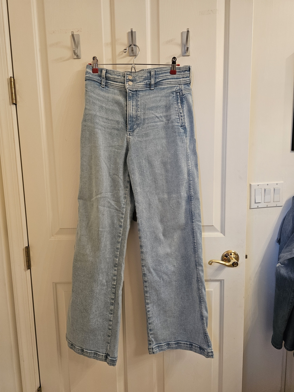 Light Wash Wide-Leg Women’s Jeans